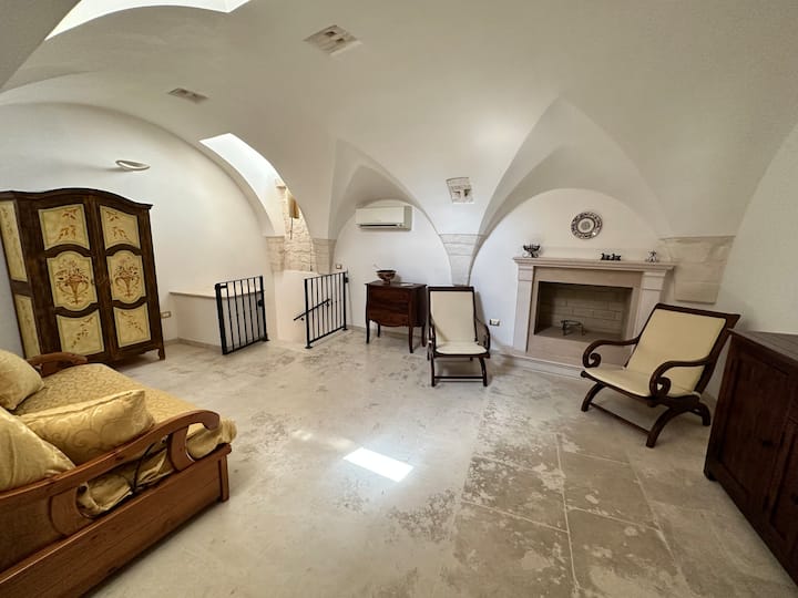 Дневна соба со двоен кауч на спуштање, плакар, телевизор и две удобни фотелји на вториот кат (достапна ако гостите се повеќе од двајца)