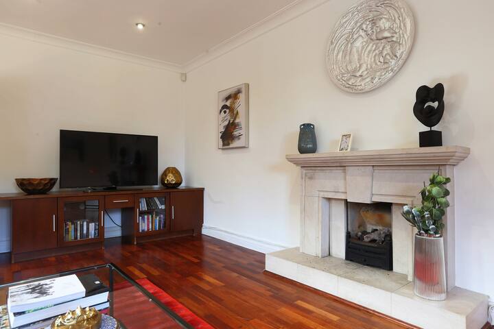 Large & magnificent house in landscaped gardens gallery image 3