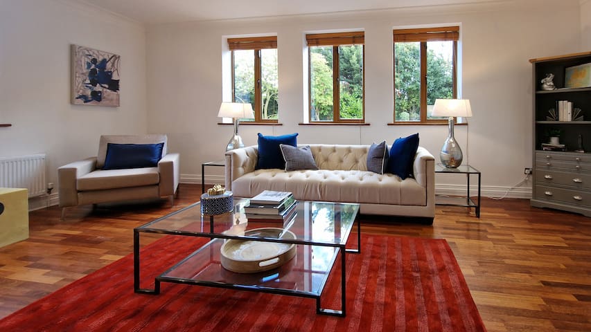 Large & magnificent house in landscaped gardens gallery image 4