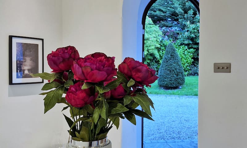 Large & magnificent house in landscaped gardens