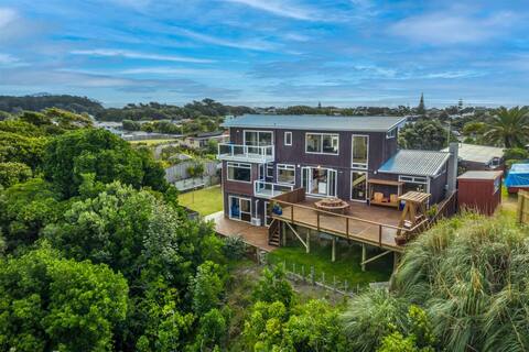 Ōtaki Beach Bach