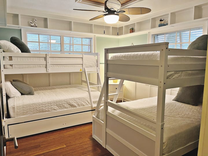 带床下储物柜的双人双层床