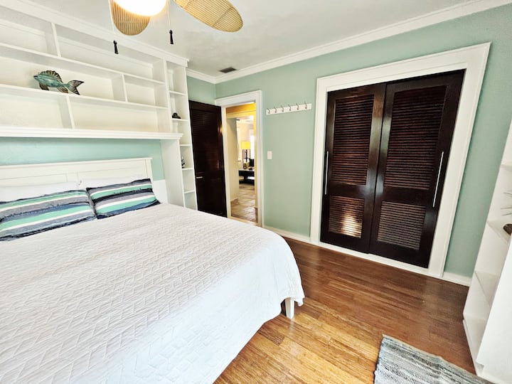 标准双人床，可通往私人花园角落