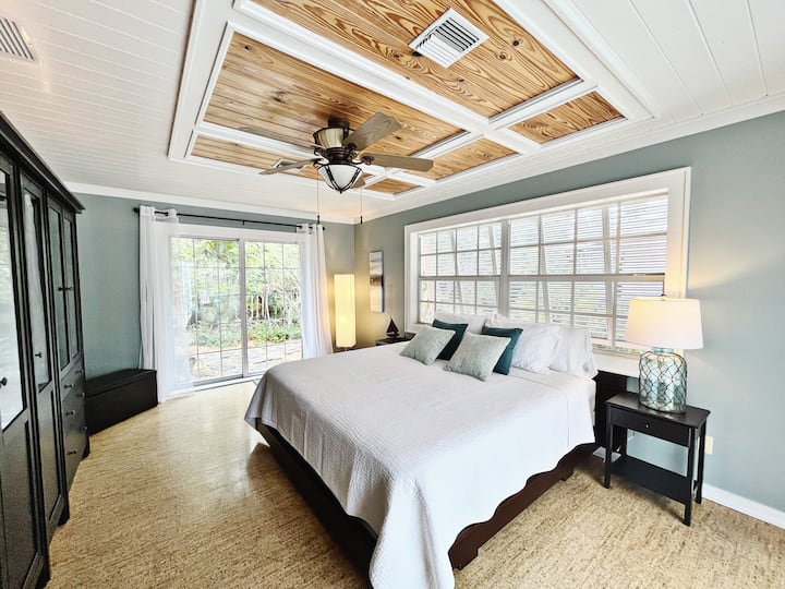 主卧套房：带泳池通道的加大双人床和花园凉亭角落