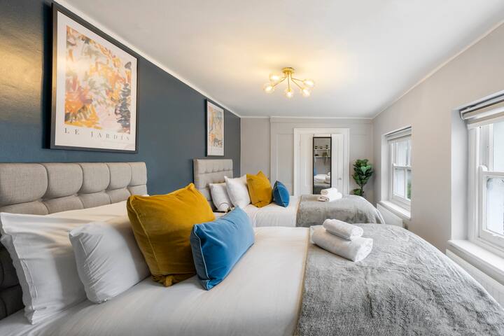 Serenity in the City: Best 5BR Home in Whitechapel gallery image 5