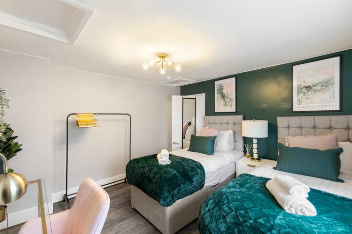 Serenity in the City: Best 5BR Home in Whitechapel gallery image 4