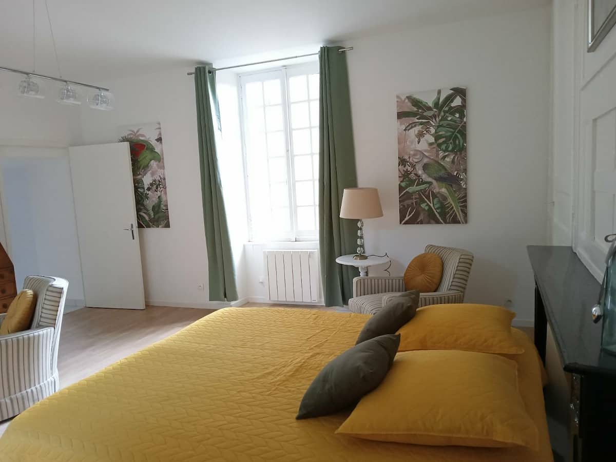 grande chambre avec lit queen size et coin salon