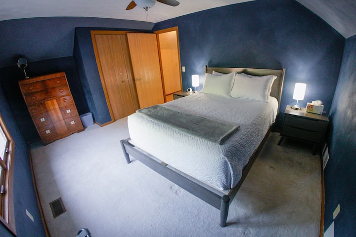 Bedroom, queen-sized bed, second floor.