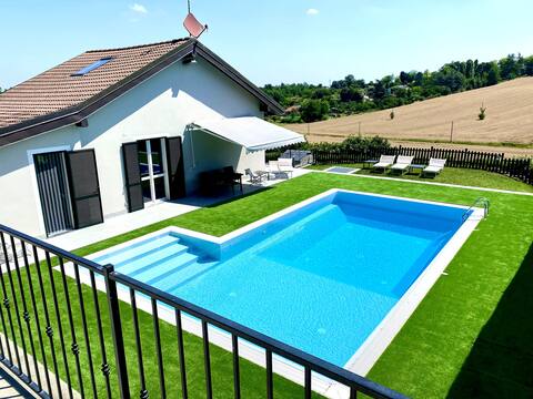 Villa con piscina vista sulle colline Monferrato