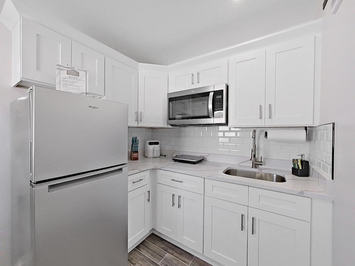 Successful Airbnb property: On the rocks in Egypt Lake Leto