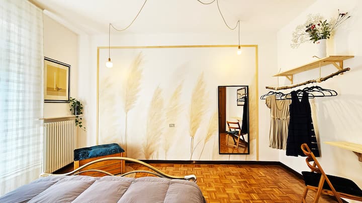 غرفة نوم كبيرة، على الطراز الكلاسيكي، بيئة مريحة،  مع تعليق مكشوف، مقعد. غرفة مكيفة الهواء