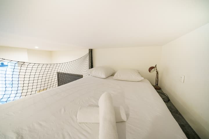 חדר שינה מעל הסלון