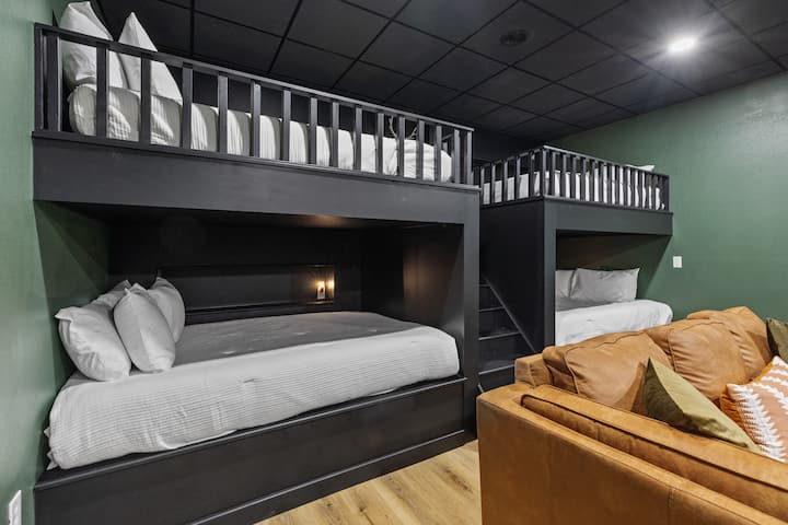 Malkia juu ya Malkia Bunks na ngazi.  Hakuna ngazi tena za kuhatarisha jeraha! Mabanda yanayowafaa watu wazima! 