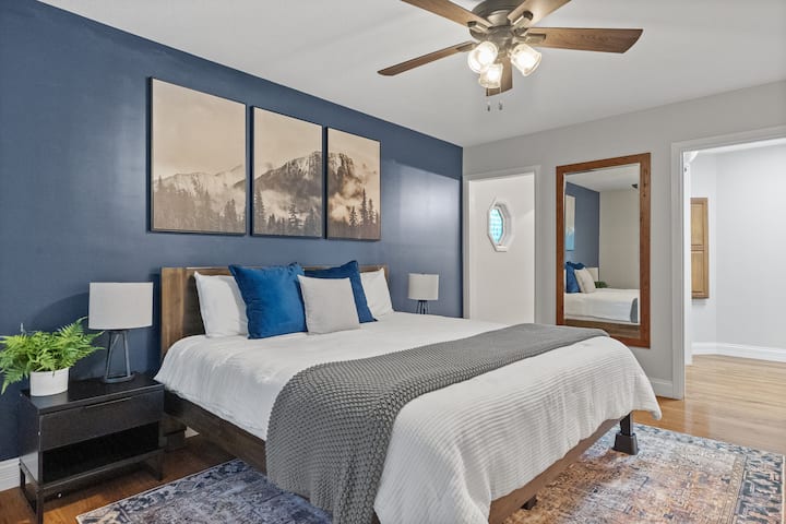 Kitanda aina ya King, kilicho na kabati la kuingia lililounganishwa na bafu kuu. 