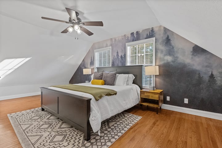 Kitanda aina ya King kiko kwenye chumba cha kulala cha ghorofa ya juu.  Chumba cha kufurahisha kama hicho chenye kuleta nje ndani ya nyumba. Fikiria ukiamka katika miti yenye ukungu ya Milima ya Cumberland. 