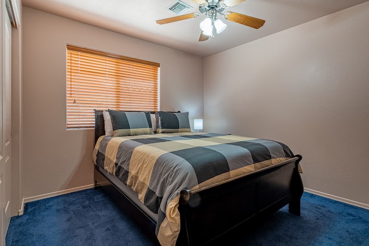 Dormitorio 2 con cama tamaño queen, 
una mesita de noche, lámpara con enchufes USB,
 Cofre de 5 cajones y TV inteligente de 32 pulgadas, escritorio.