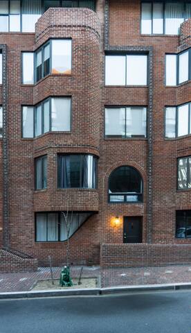 Private Georgetown Pied-A-Terre #3 gallery image 2
