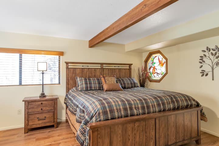 ห้องนอนชั้นล่างพร้อมเตียงคิงไซส์และท็อปเปอร์เมมโมรี่โฟม