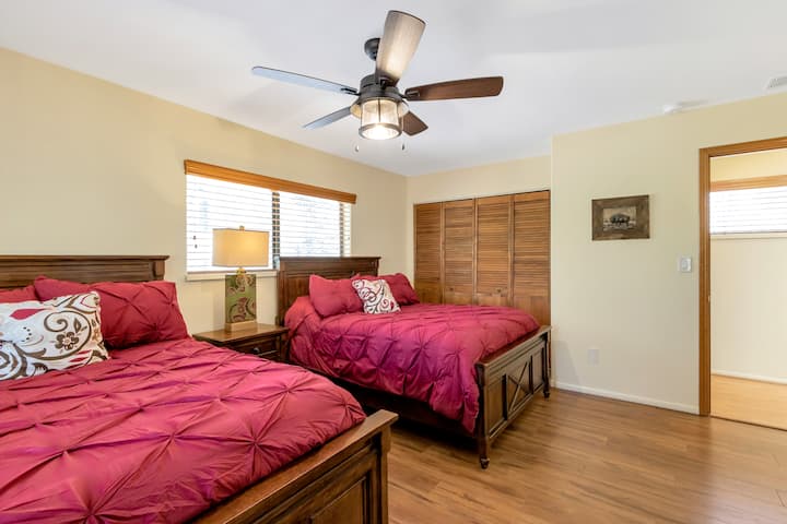 ห้องที่สองที่ชั้นบนสุดมีเตียงใหญ่ 2 เตียง 