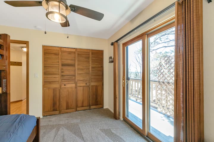 ห้องพักชั้นหลักพร้อมพื้นที่ตู้เสื้อผ้าขนาดใหญ่ 