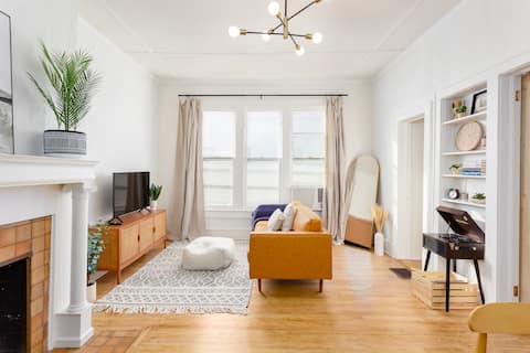 Popular Airbnb listing: Cozy Mid-Century Apt Downtown in Florence / Muscle Shoals