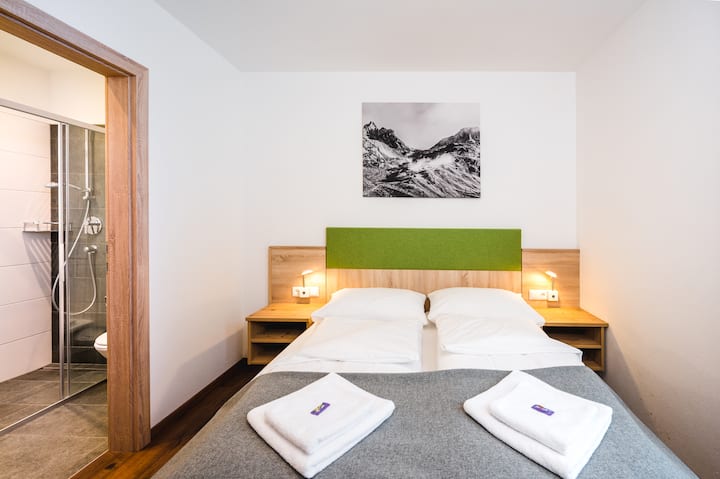 Chumba cha kulala chenye kitanda cha watu wawili na bafu la chumbani