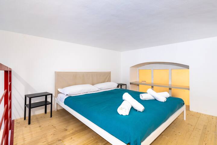 Напълно реновиран апартамент с модерни и удобни облицовки. 

Спални 1 с мецанин и самостоятелна всекидневна.