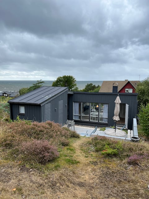 Seaside cottage with 3 patios