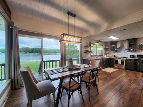 The Silver Springs Lakefront Cottage - with Canoe