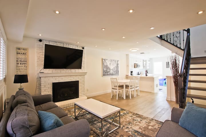Bright Cozy Home in Toronto w/Parking-10mins to DT