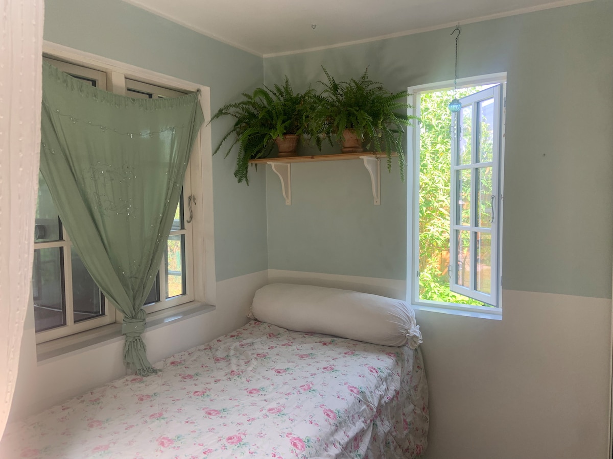 Dhomë e vogël shtesë në zgjatim të dhomës së ndenjjes. Krevat 90x200