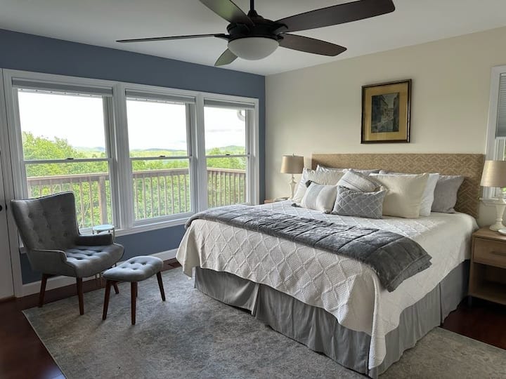 « La vue depuis la chambre principale et la terrasse arrière était magnifique. » Heather