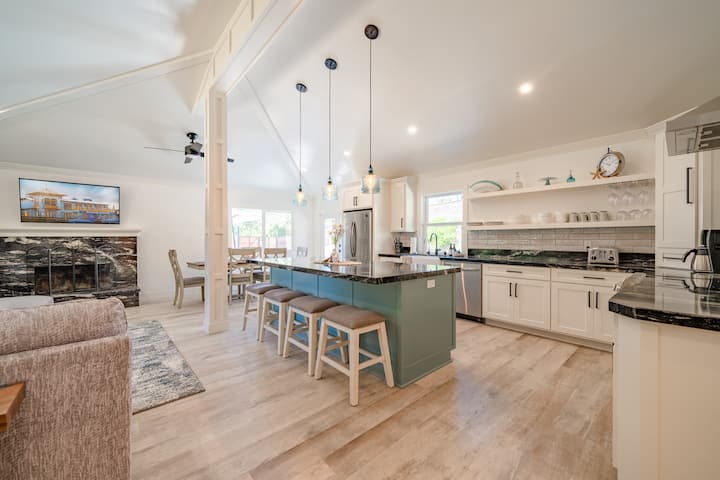 Skvelá izba +kuchyňa je vybavená kuchynským riadom, hrncami a panvicami, soľou/korením, olejom na varenie, hriankovačom, kávovarom na odkvapkávanou kávovarom, rýchlovarnou kanvicou, jedálenským stolom a vedúcimi do bazéna.