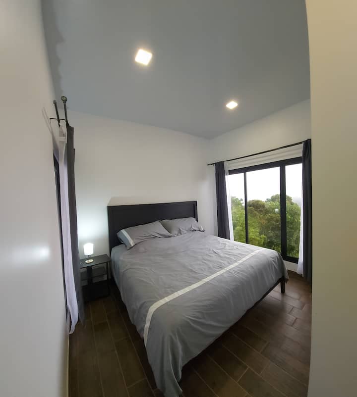 Vitanda vyetu vilichaguliwa kwa uangalifu ili kutoa mapumziko ya joto, laini na yenye starehe. Katika mojawapo ya vyumba vyetu kuna kitanda aina ya King (2x2m) na katika Malkia mwingine (1.5x2m)