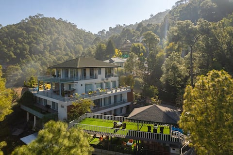 9BR Aykon Estate W/Pvt Pool & Gazebo in Kasauli