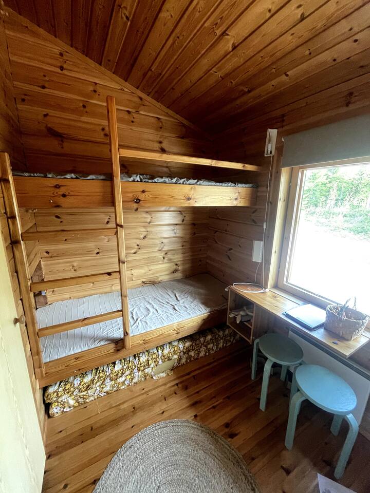 Podni kreveti prikladni su i za odrasle. Ispod kreveta nalaze se dva dodatna madraca.