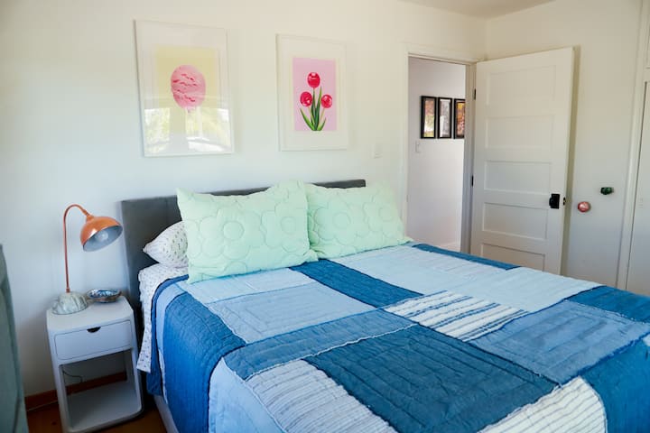 Habitación de invitados con cama tamaño queen