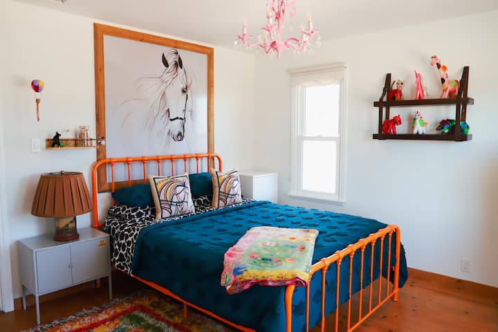 Habitación de invitados con cama tamaño queen