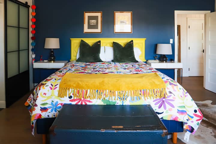 Dormitorio principal con cama Cal King