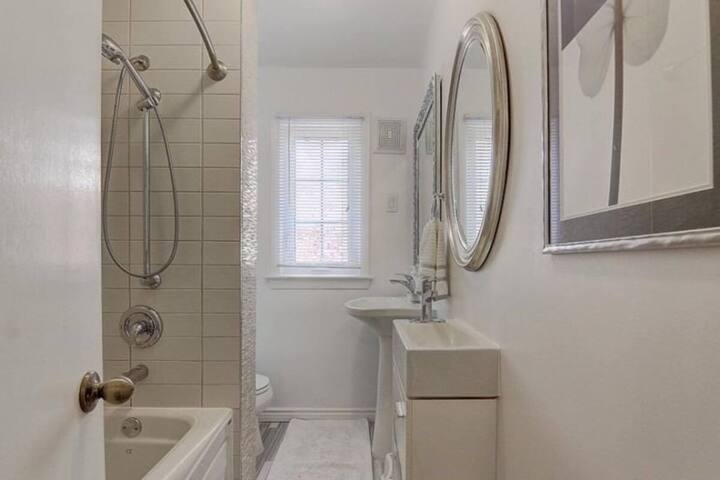 Central & Spacious Yonge/ Sheppard Home gallery image 3