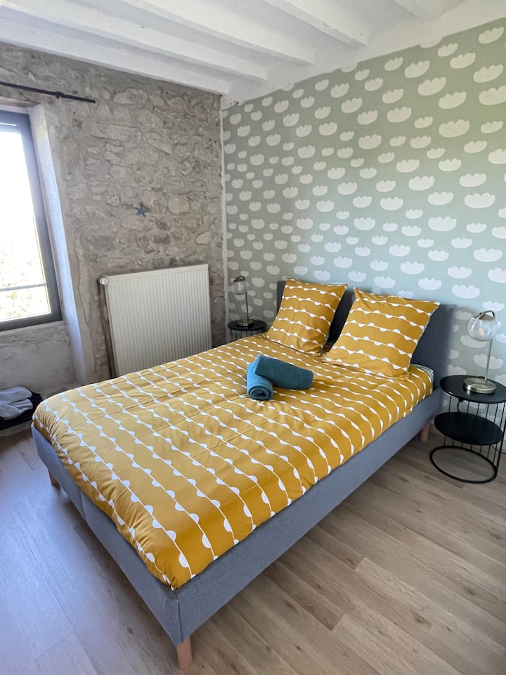 Bedroom with bed 140