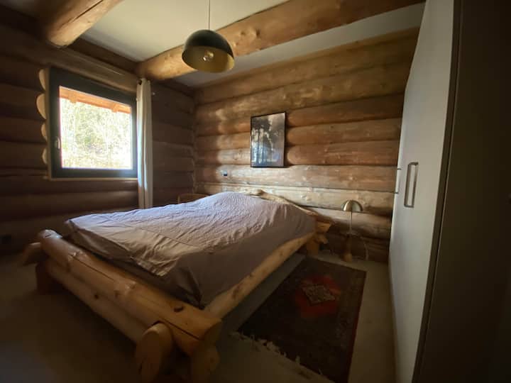 Dhomë teke dhe gardërobë