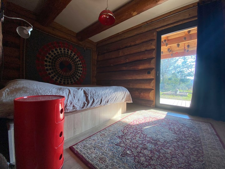 dhomë gjumi me hyrje në tarracën perëndimore dhe hyrje në banjë