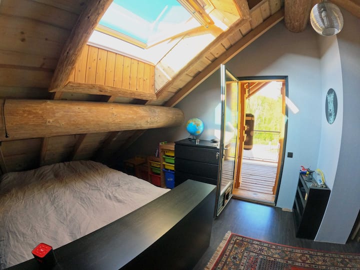 dhomë gjumi me hyrje në ballkon