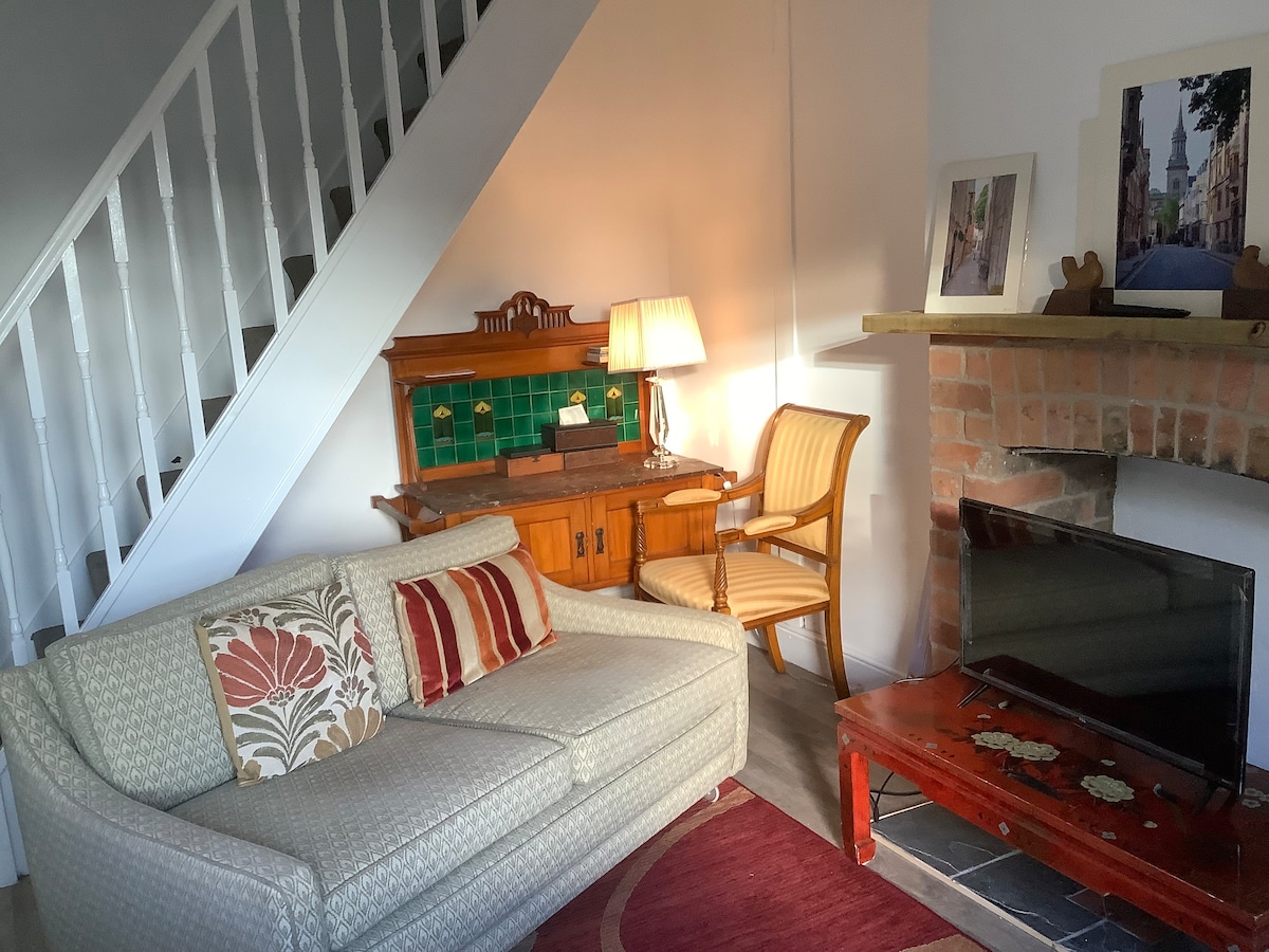 Popular Airbnb listing: Queens Cottage Salisbury ~ for a memorable stay in Salisbury