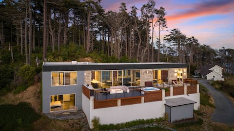 Oceanfront Retreat with Views & Luxury Amenities"
