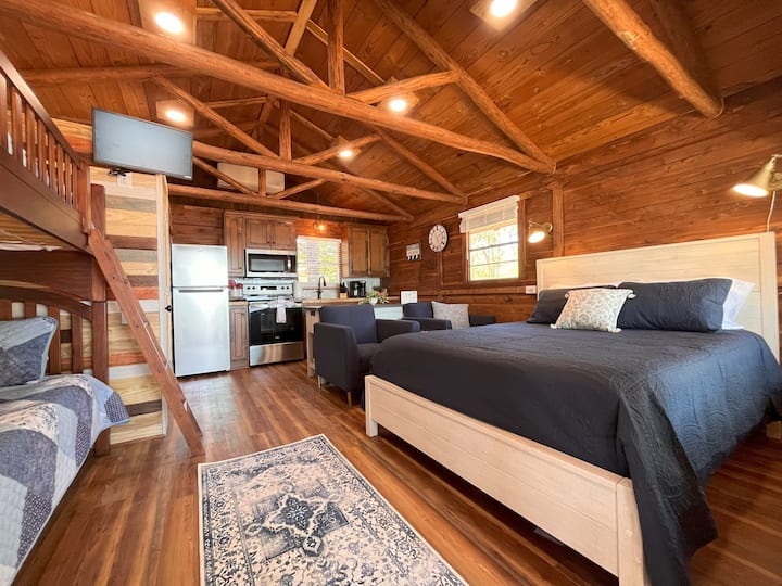 Útulná cédrová chata s odhalenými prírodnými trámami.