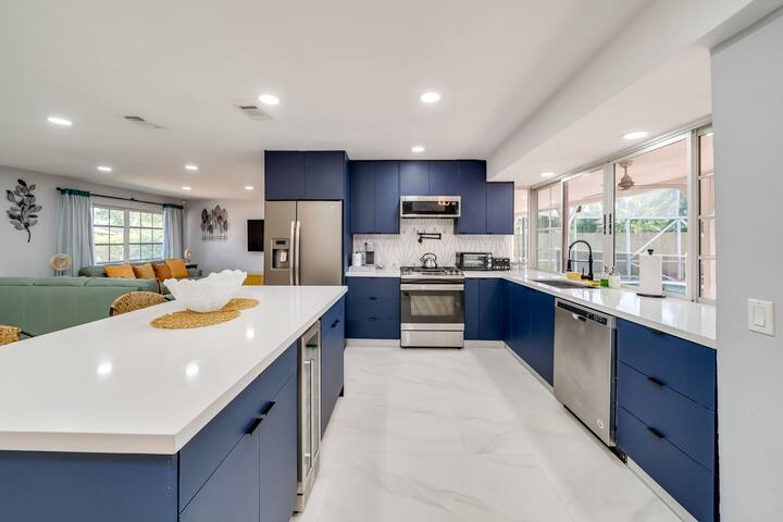 Modern Home with Heated Pool. Flexible Check In. gallery image 4