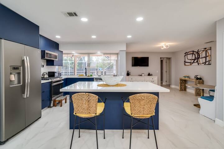 Modern Home with Heated Pool. Flexible Check In. gallery image 5