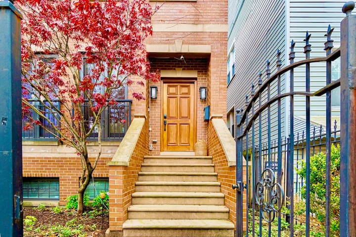 Beautiful 4 BR Family Home near Wrigley gallery image 2